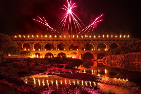 Le pont du Gard sous les feux © DR