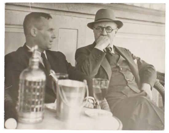 Joan Miró et Henri Matisse, café Les Deux Magots, París. 1936.  © Pierre Matisse, VEGAP, Barcelona, 2024