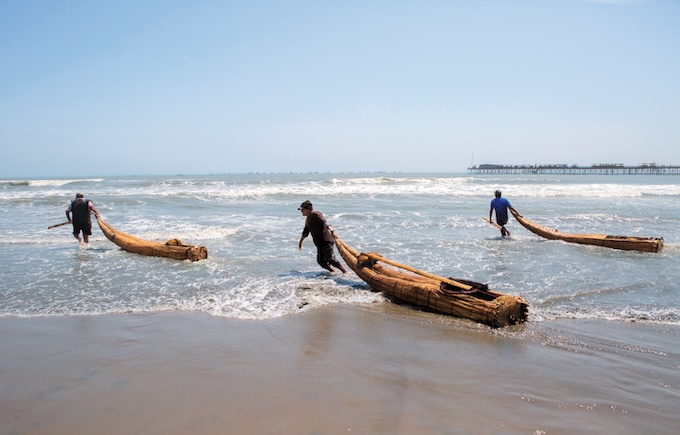 plage de Pimentel et pécheurs à barques traditionnelles