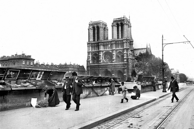 Bouquinistes sur le Quai Saint-Michel. Paris, vers 1914. © Albert Harlingue / Roger-Viollet