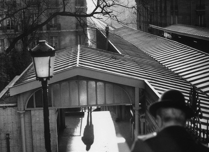 Le métro aérien, station Passy. Paris, 1980. © Jean-Pierre Couderc / Roger-Viollet