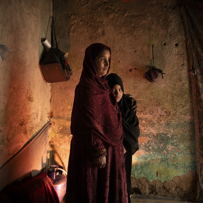 Kaboul, Afghanistan, 8 février 2024. Une mère s’efforce de subvenir aux besoins de ses enfants dans des conditions difficiles. © Kiana Hayeri pour la Fondation Carmignac