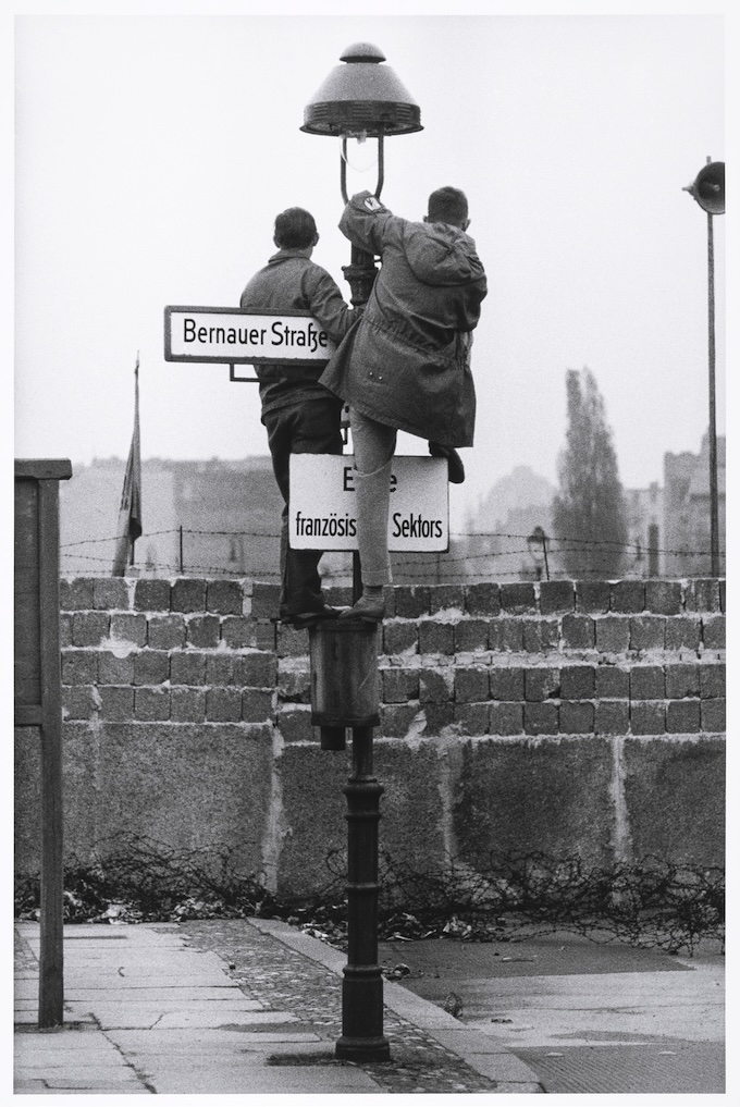 Mur de Berlin, 1961 Photo : Jaques de Potier / Paris Match Tirage argentique postérieur, sur papier baryté, d’après le négatif d’origine 33 x 50 cm. N°2/10 Estimation : 1 500 - 2 500 €