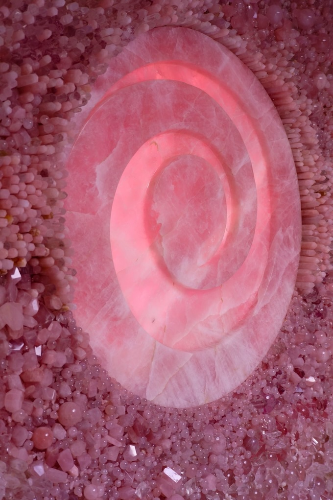 Vue d'installation de la chute du Soleil de Tia-Thuy Nguyen – La fenêtre de la réincarnation – à Mareterra, Monaco / et Tia-Thuy Nguyen – Photo: Janaka, éditée par Huy Ha