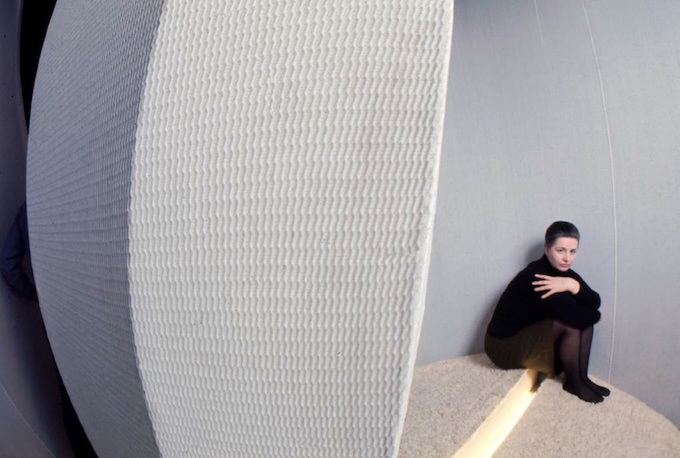 Aleksandra Kasuba dans l’un de ses premiers environnements de contemplation. 1970.