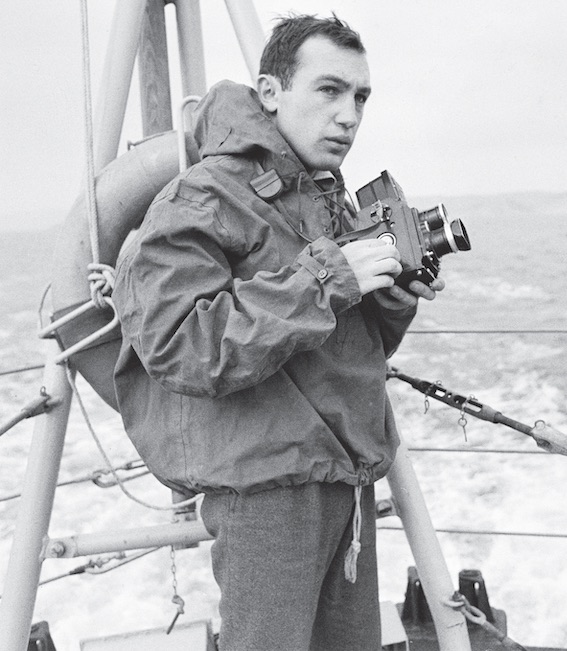 Raymond Depardon pendant son reportage consacré à la vie quotidienne de l’escorteur Le Picard, Toulon, 1962-1963 © Photographe inconnu/Archives privées R. Depardon/DER1964xxxW0001