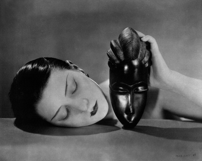 Noire et blanche - Portrait de Kiki de Montparnasse tenant un masque baoulé Man Ray, 1926. Crédit : Man Ray 2015 Trust / Adagp, Paris, 2020.