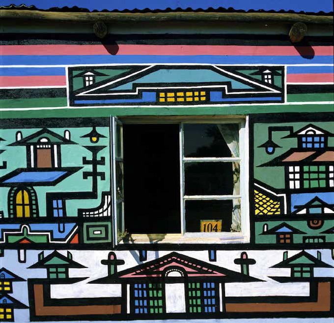 Mur de la maison de la famille Ndala Martha Mtsweni Ndala Afrique du Sud, district de Verena, ferme Wolwegat Photographie Margaret Courtney-Clarke