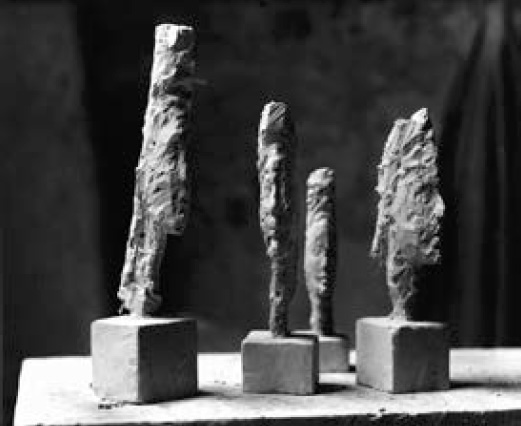 Groupe de quatre sculptures en plâtre, vers 1946. Archives Fondation Giacometti, Paris © Succession Alberto Giacometti / Adagp, Paris 2024. Centre Pompidou / MNAM-CCI