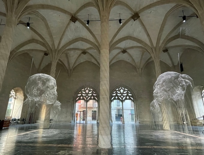 Vue de l'installation de Jaume Plensa : Mirall, La Llotja, Palma de Majorque, Espagne