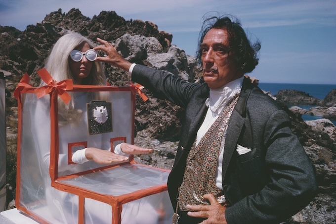 Salvador Dalí. Cadaqués, 1965 Photo : Tony Saulnier / Paris Match Tirage argentique postérieur, sur papier RC satiné, d’après la diapo d’origine 2 tirages en 50 x 60 cm. N°1/10 Estimation : 2 500 - 3 500 €