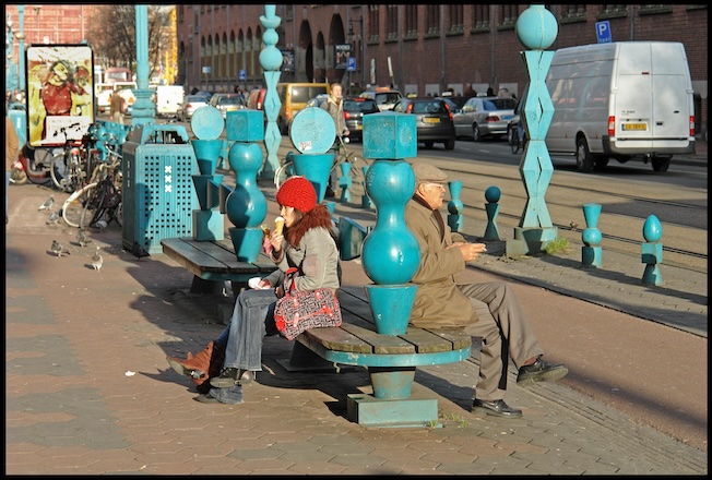 Damrak met straatmeubilair en passanten-2007-Foto Martin Alberts_Stadsarchief Amsterdam