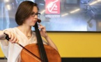 La Caisse d’Epargne réaffirme son soutien à l’association Talents et Violoncelles en remettant un violoncelle d’exception à Jeanne Burdin, jeune virtuose