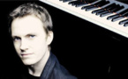 Aix-en-Arts et Andréa Ferréol invitent le pianiste Alexandre Tharaud le vendredi 19 juin à Château La Coste, Puy Sainte Réparade