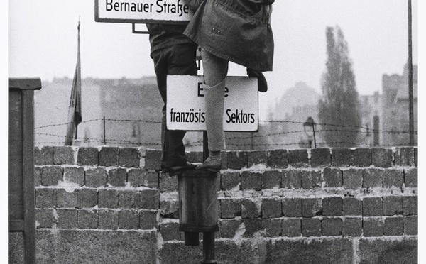 Mur de Berlin, 1961 Photo : Jaques de Potier / Paris Match Tirage argentique postérieur, sur papier baryté, d’après le négatif d’origine 33 x 50 cm. N°2/10 Estimation : 1 500 - 2 500 €