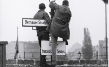 Mur de Berlin, 1961 Photo : Jaques de Potier / Paris Match Tirage argentique postérieur, sur papier baryté, d’après le négatif d’origine 33 x 50 cm. N°2/10 Estimation : 1 500 - 2 500 €